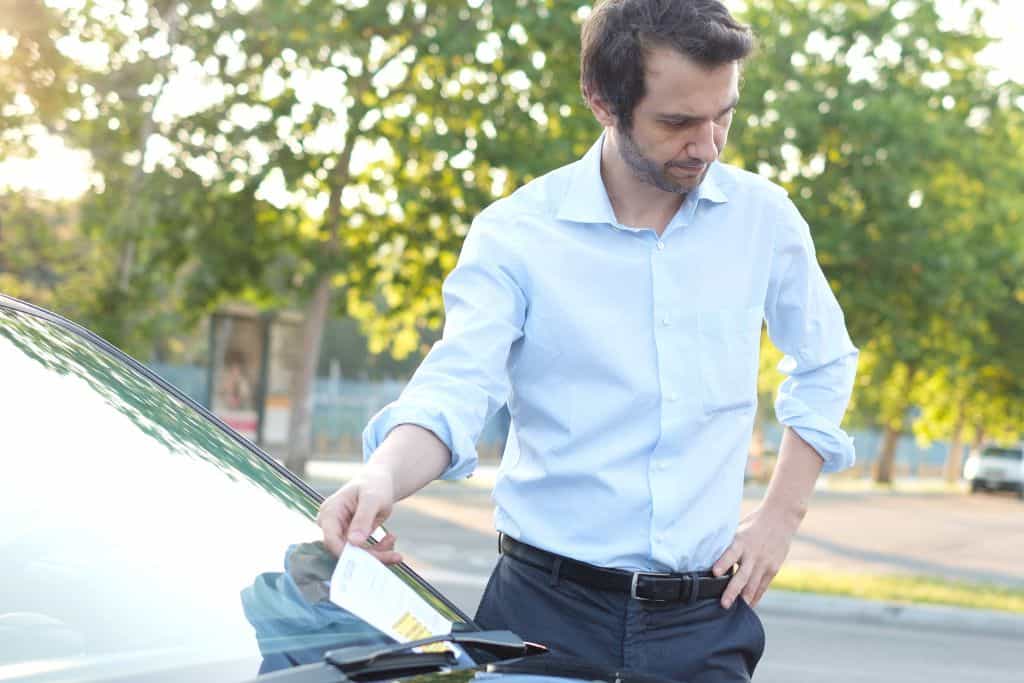 Conductor recogiendo una multa de tráfico