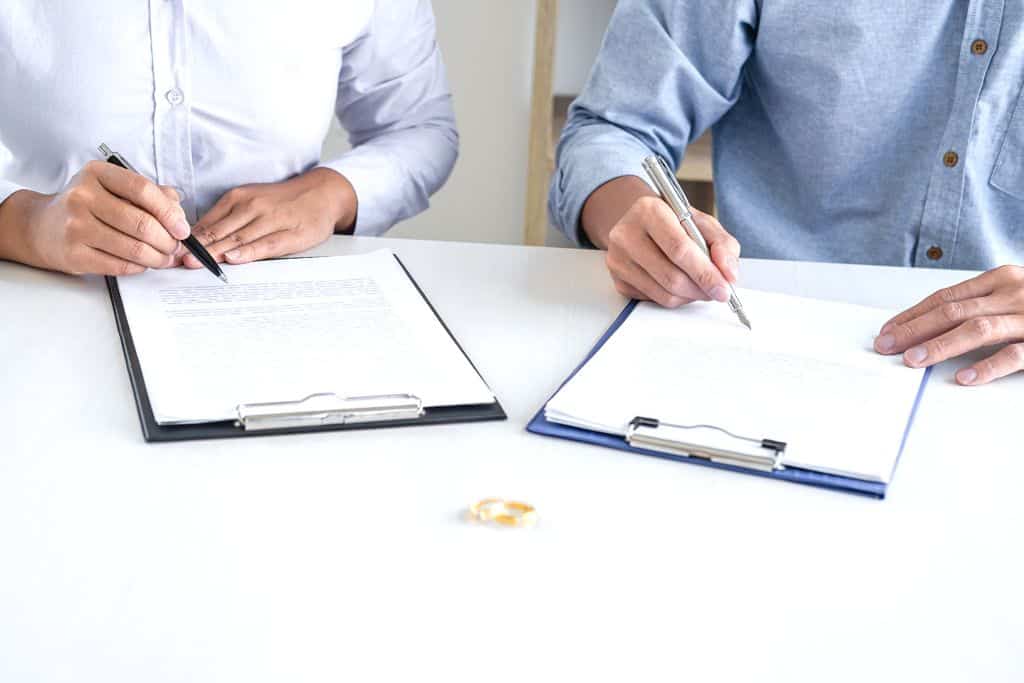 Pareja firmando papeles de divorcio