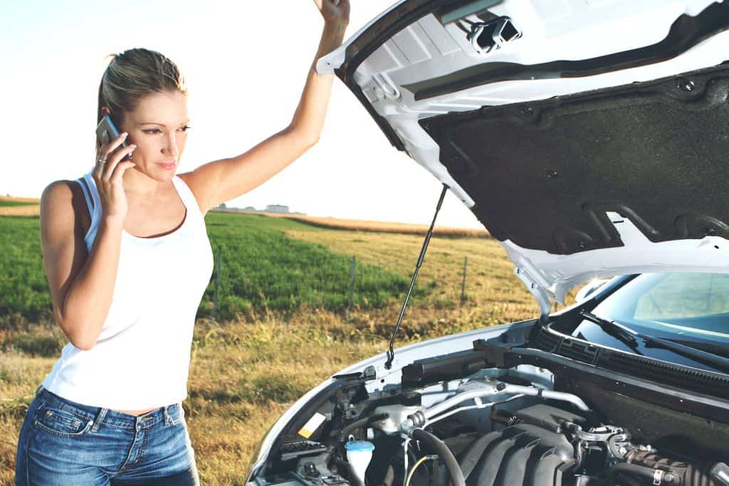 Mujer con coche averiado