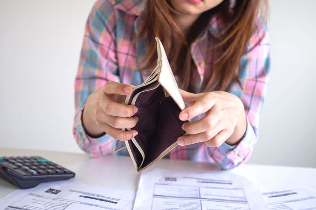 Mujer sin dinero