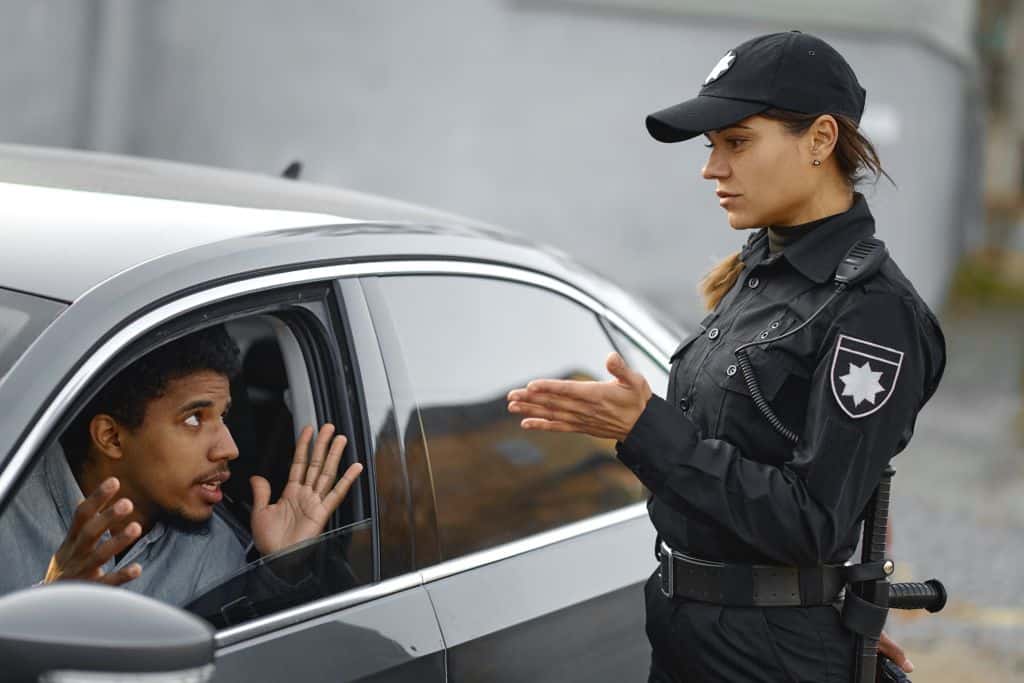 Policía hablando con hombre tras multa